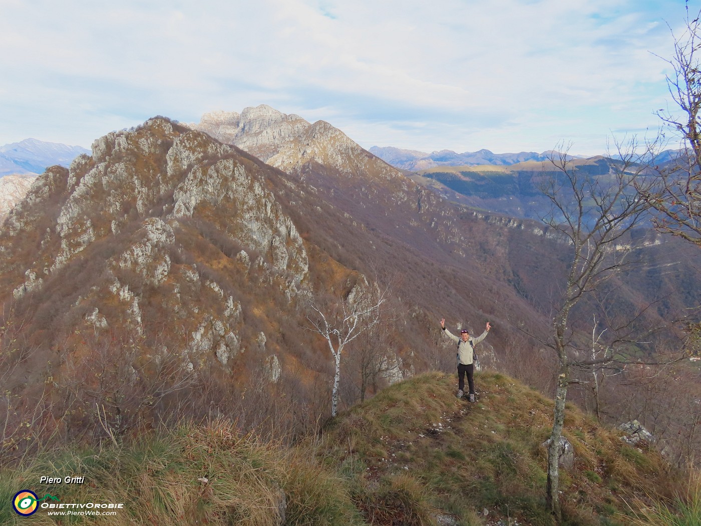 33 Poco sotto la croce anticima Monte Ocone con vista in cima Ocone e Resegone .JPG